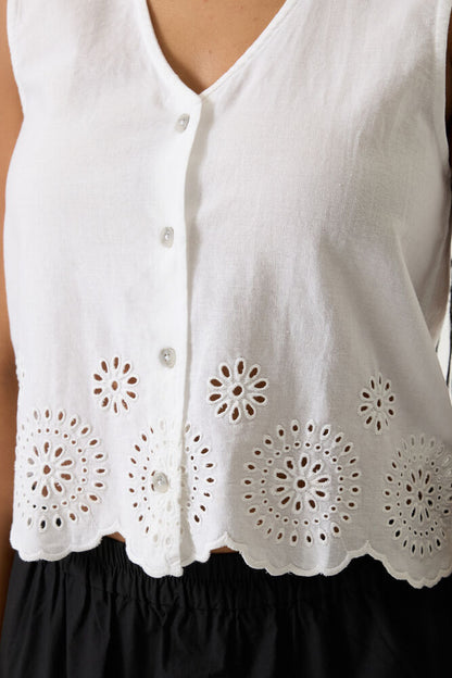 Blouse sans manches blanc à broderie anglaise
