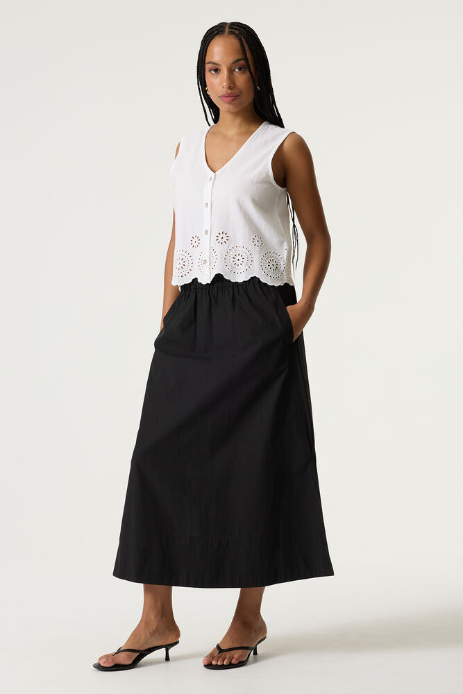 Blouse sans manches blanc à broderie anglaise