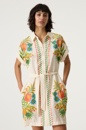 Robe chemise blanche à imprimé tropical et ceinture