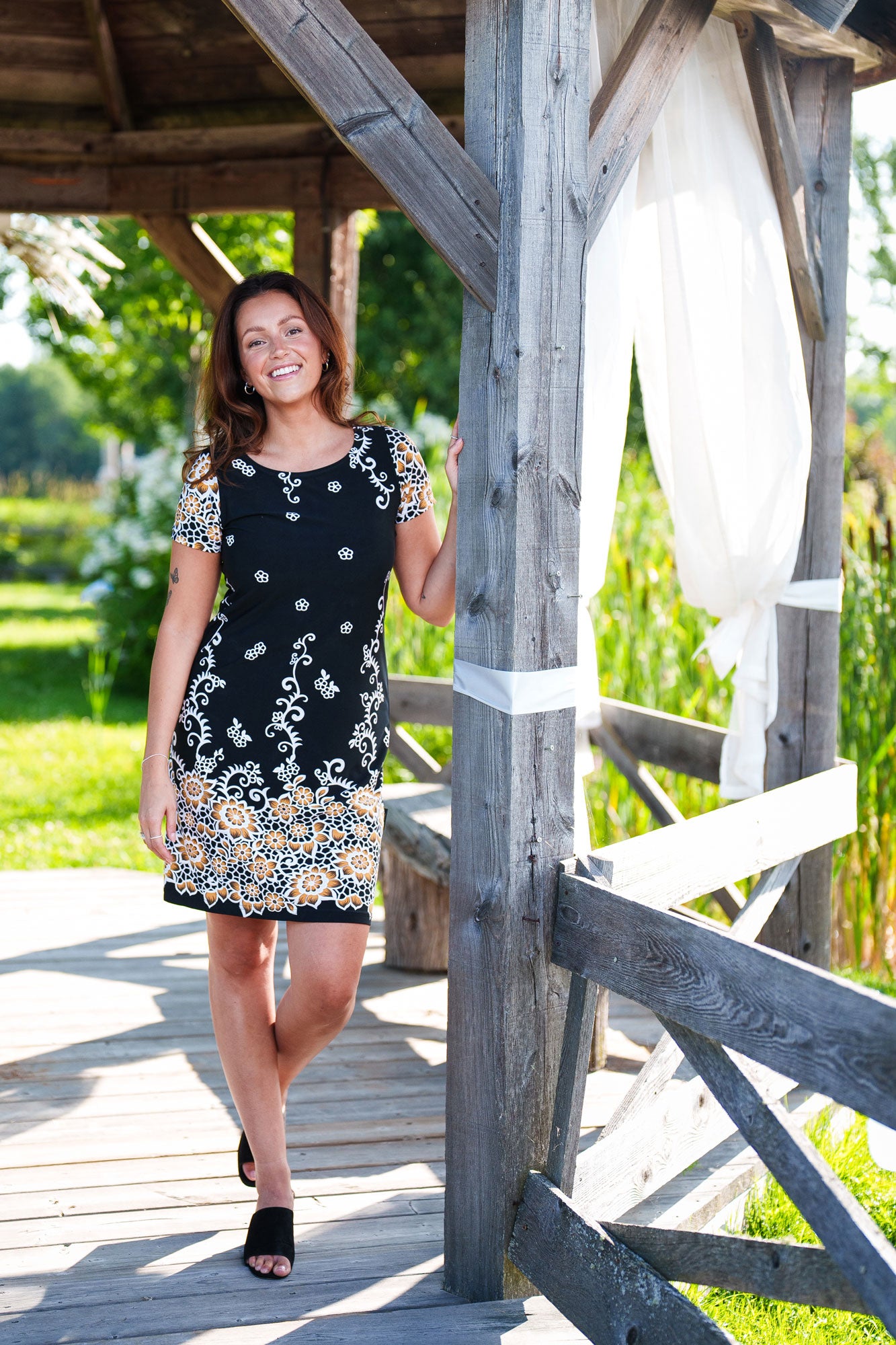Robe avec motifs de fleur noir et or