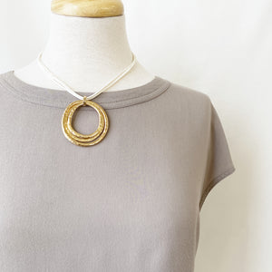 1504-BGE-G Collier avec pendentif anneaux Caracol